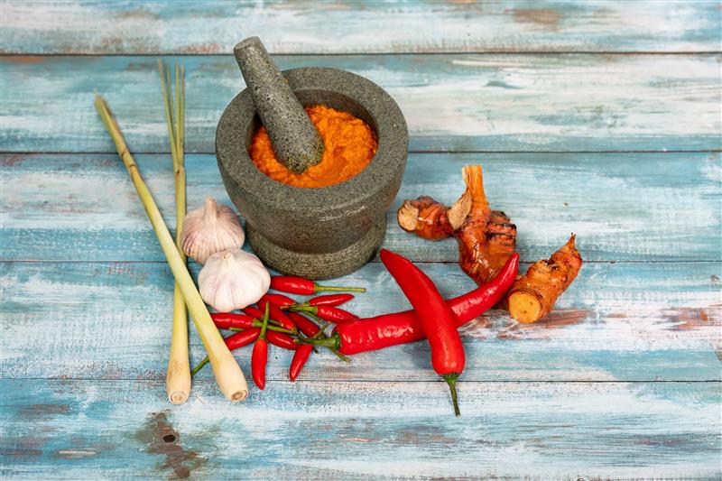 How to Master Authentic Thai Cooking in Brisbane beginner’s guide with Thai curry paste ingredients in mortar and pestle